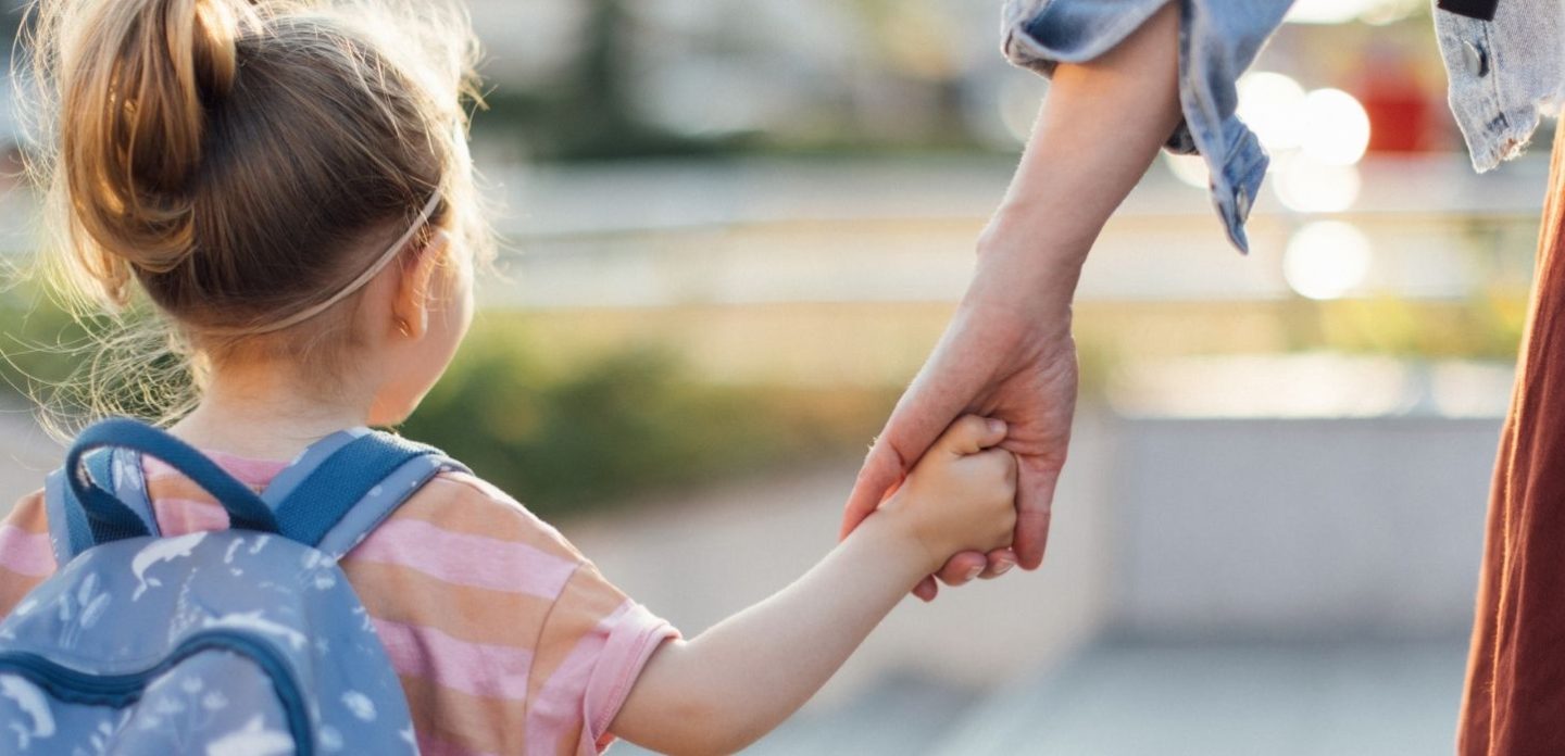 Un mineur peut-il récupérer un élève de maternelle à la sortie des classes ?