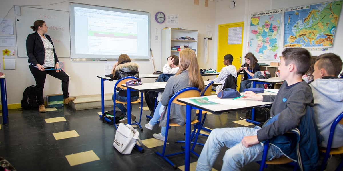 Classe D'école Élémentaire : L'enseignant Utilise Un Tableau Blanc