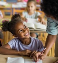 Petite fille souriant à son enseignante à Mayotte
