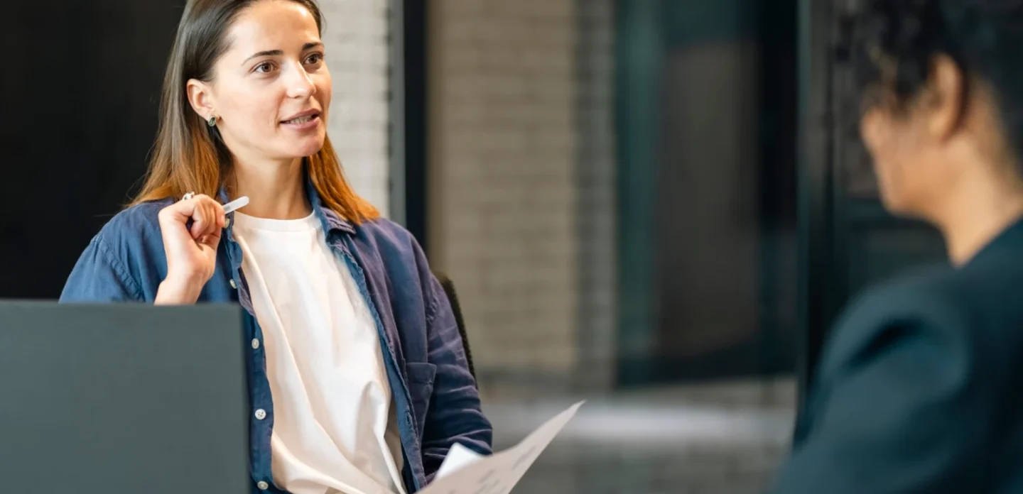 deux femmes discutent dans un bureau