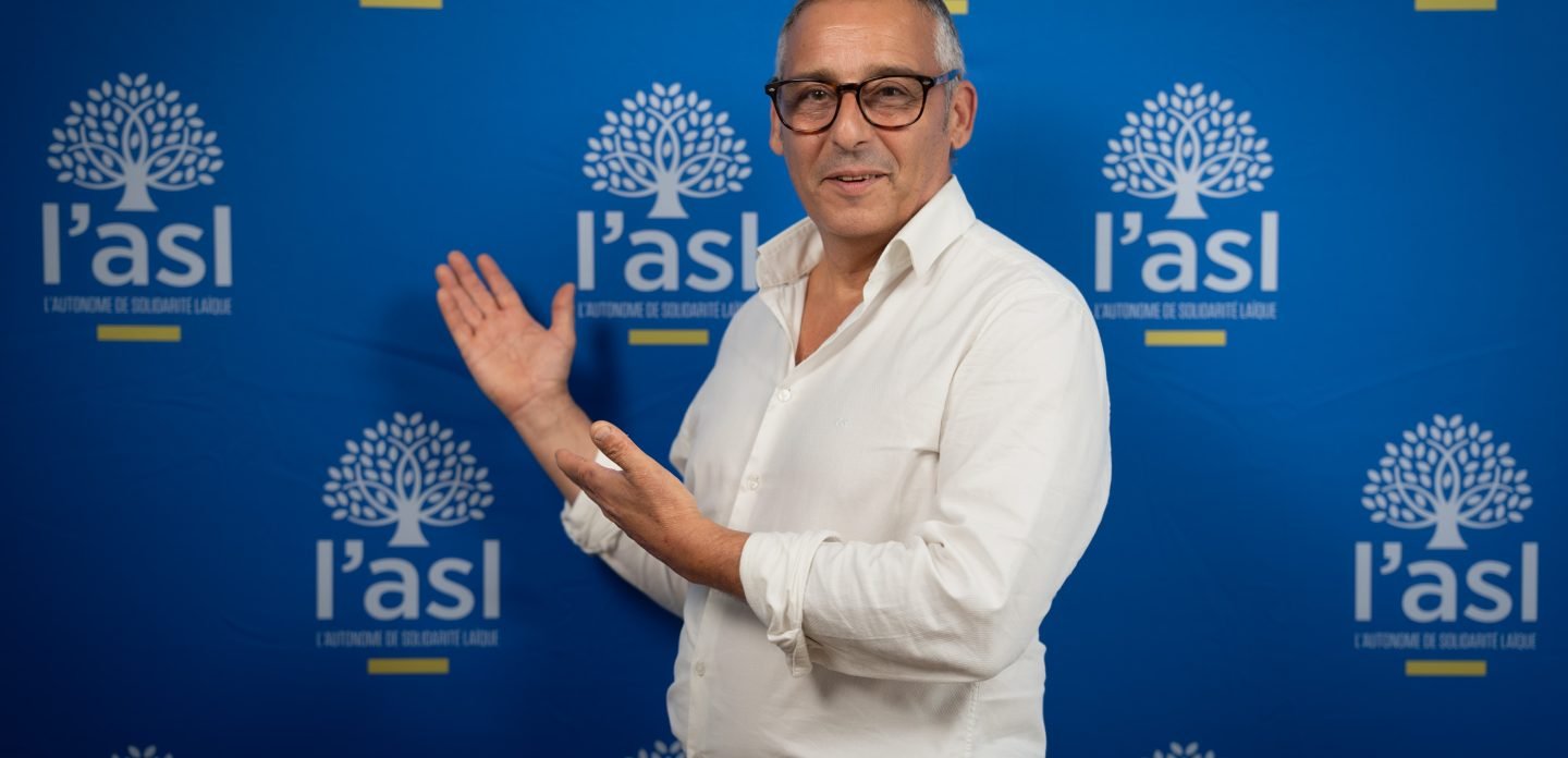 Jean-Louis Loinder, portrait américain sur fon bleu avec logos ASL