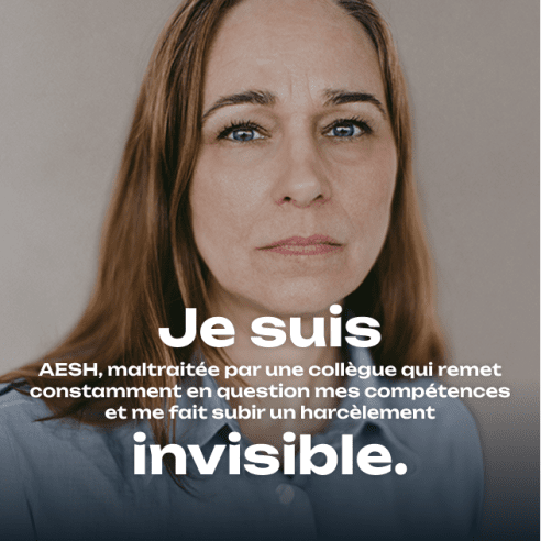 Femme quarante ans AESH regarde objectif
