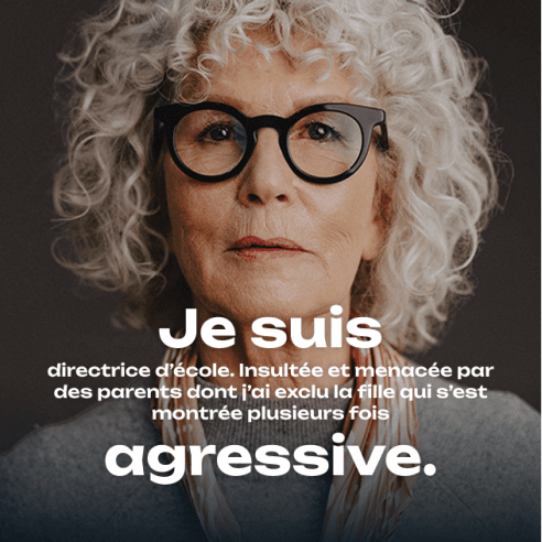 portrait de directrice, femme mature à lunettes
